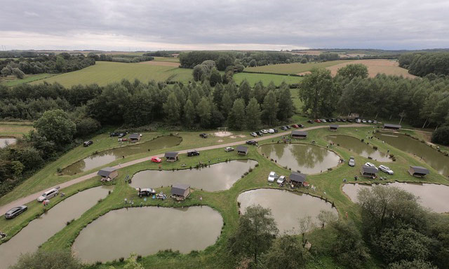 Photo de la vue aérienne de tous les étangs Martin Pêcheur du camping de La Sensation