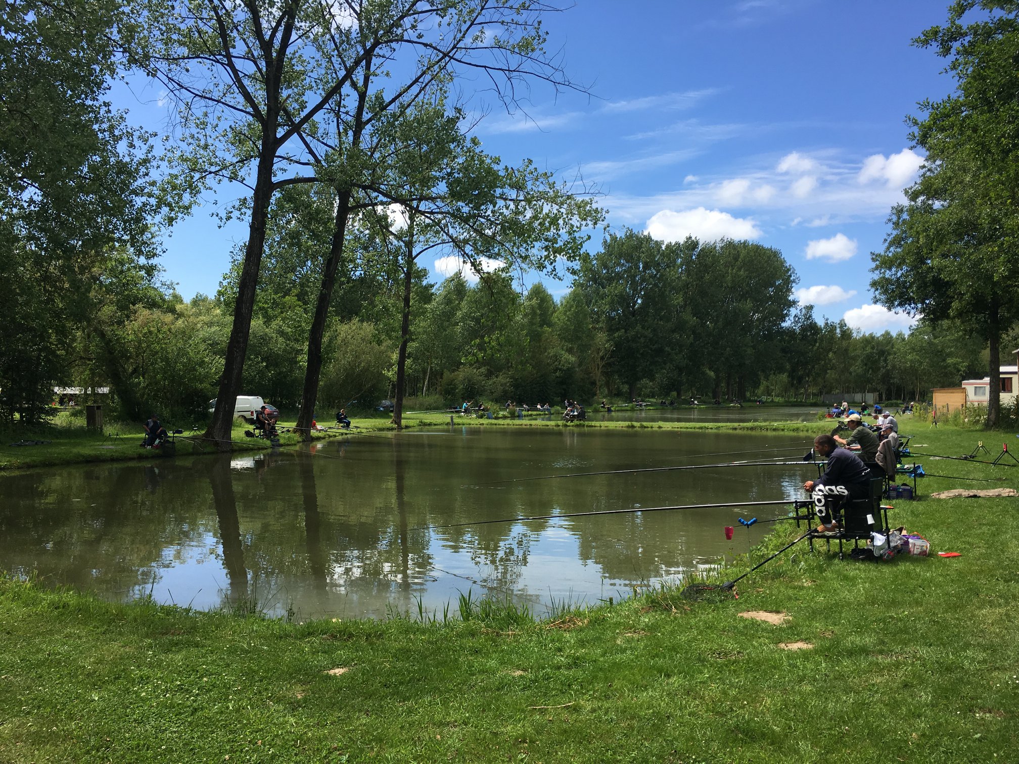 Photo de pêcheurs aux étangs du camping de La Sensation