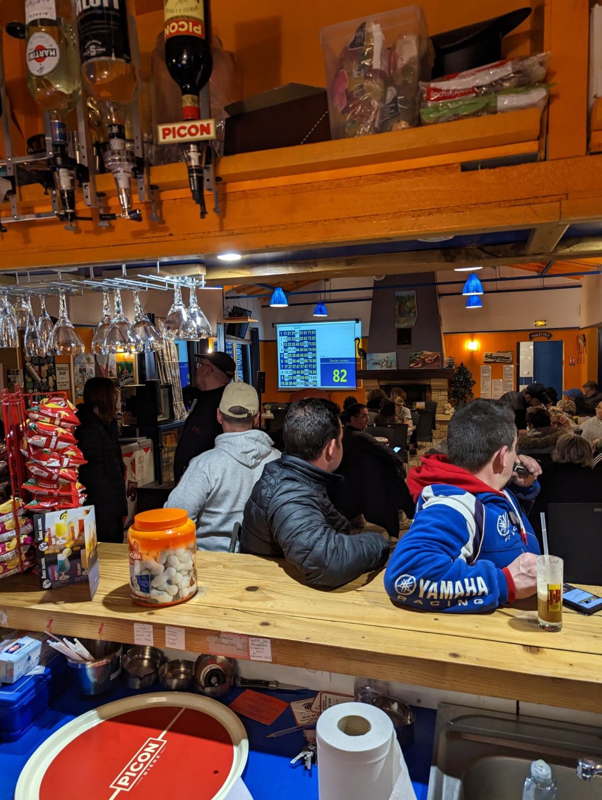 Photo de la diffusion d'un match au bar du camping de La Sensation