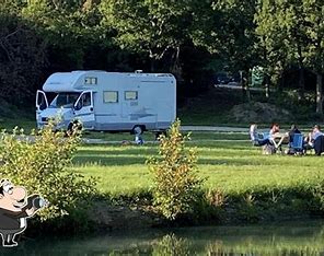 Photo d'un camping-car avec des visiteurs sur le camping de La Nouvelle Aventure 