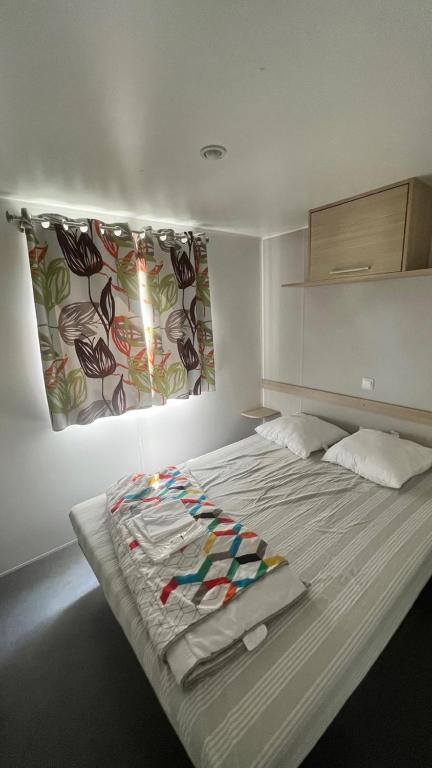 Photo d'une des chambres du mobil-home LE TEMP'O