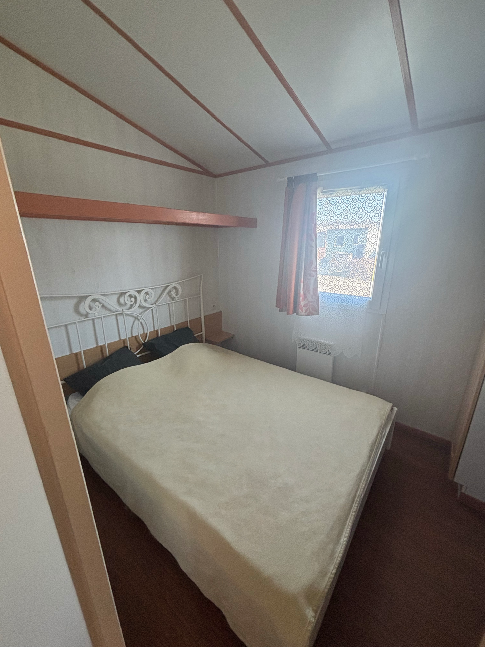 Photo de la première chambre d'un lit double du mobil-home Rouge-gorge