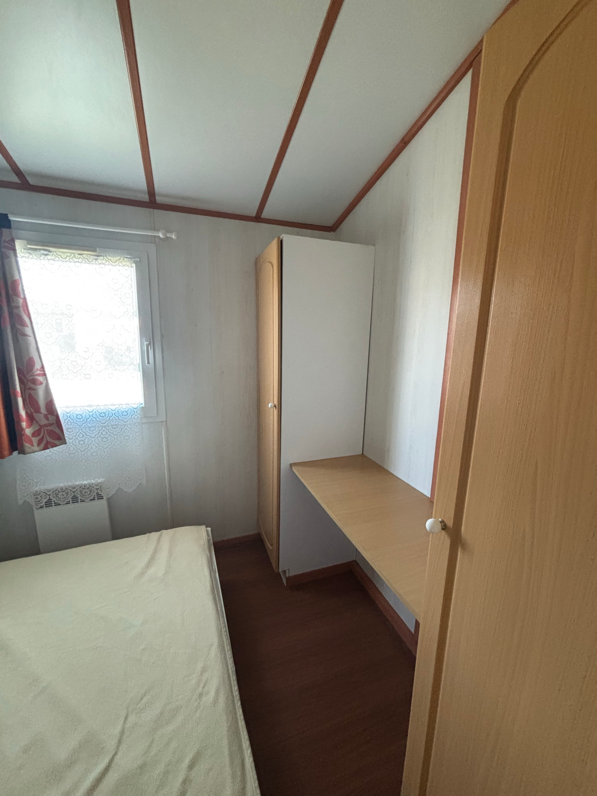 Photo du dressing de la chambre parentale du mobil-home Rouge-gorge