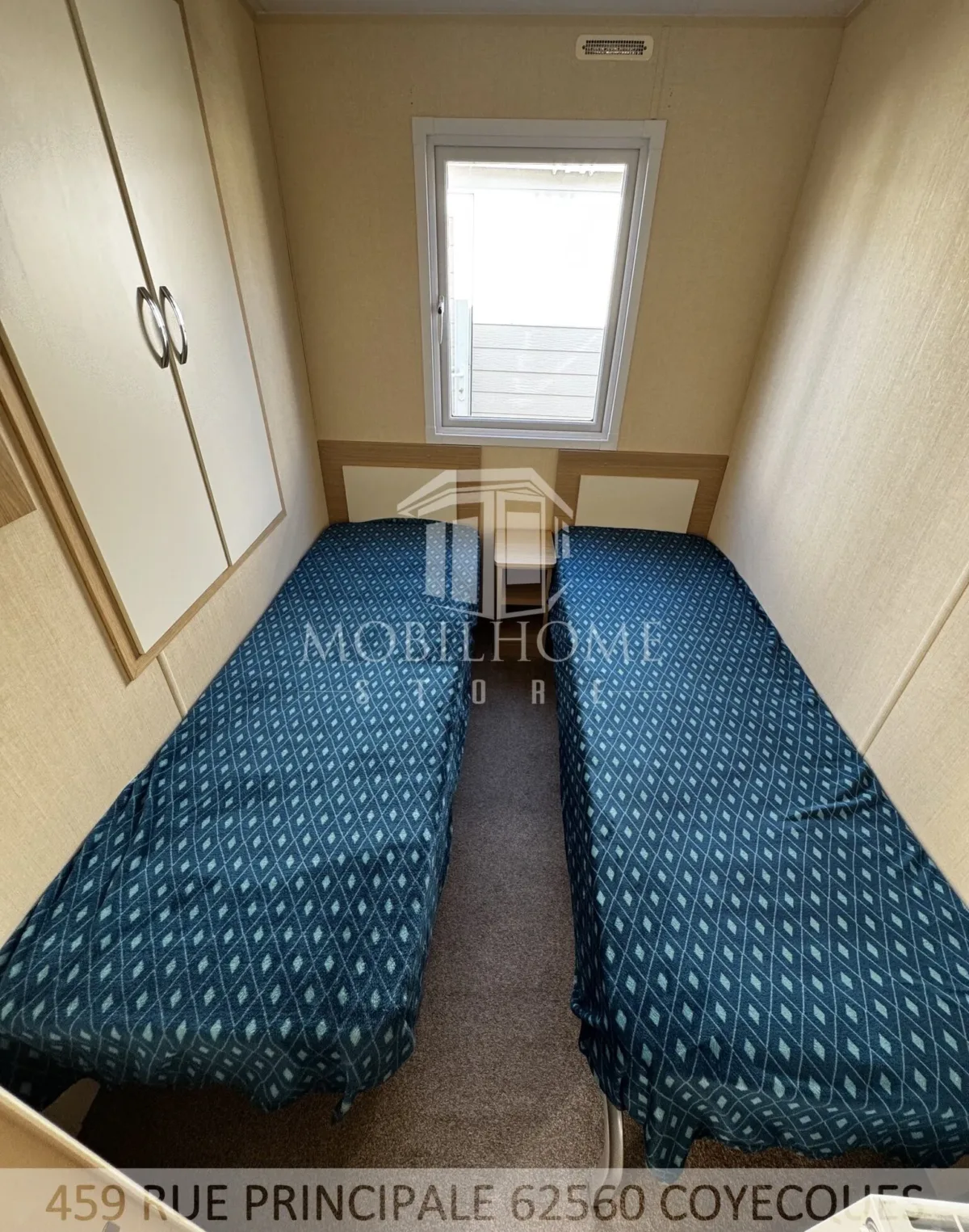 Photo d'une des chambres avec deux lits simples du mobil-home REGAL REGENCY