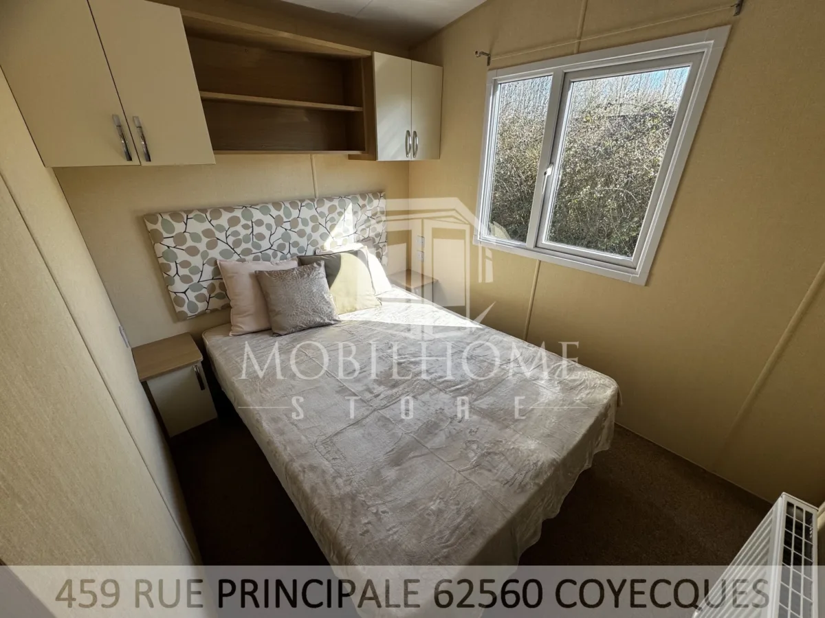 Photo d'une des chambres avec un lit double du mobil-home REGAL REGENCY