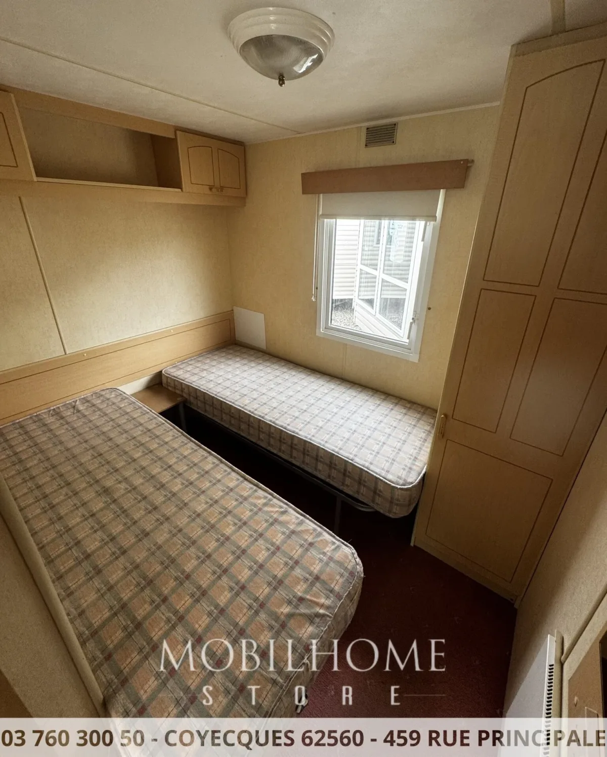 Photo d'une des chambres avec deux lits simples du mobil-home ATLAS OASIS