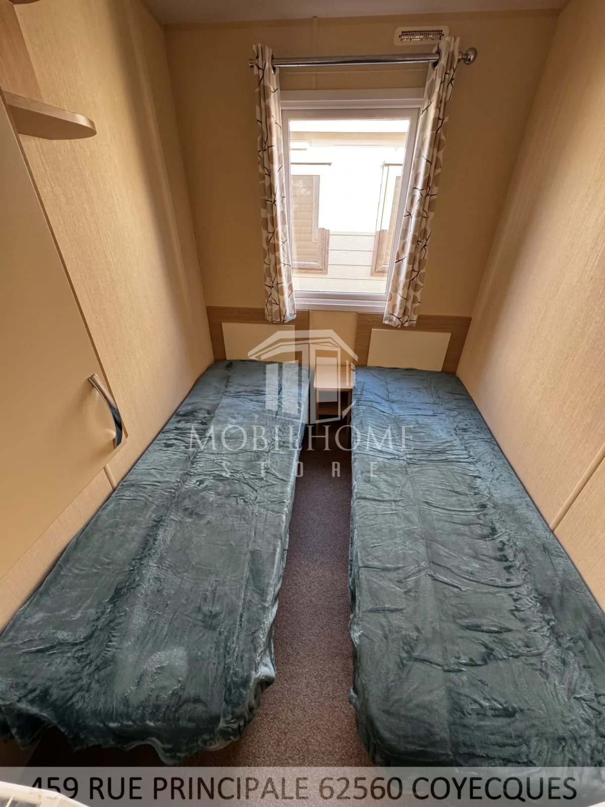 Photo d'une des chambres avec deux lits simples du mobil-home REGAL REGENCY