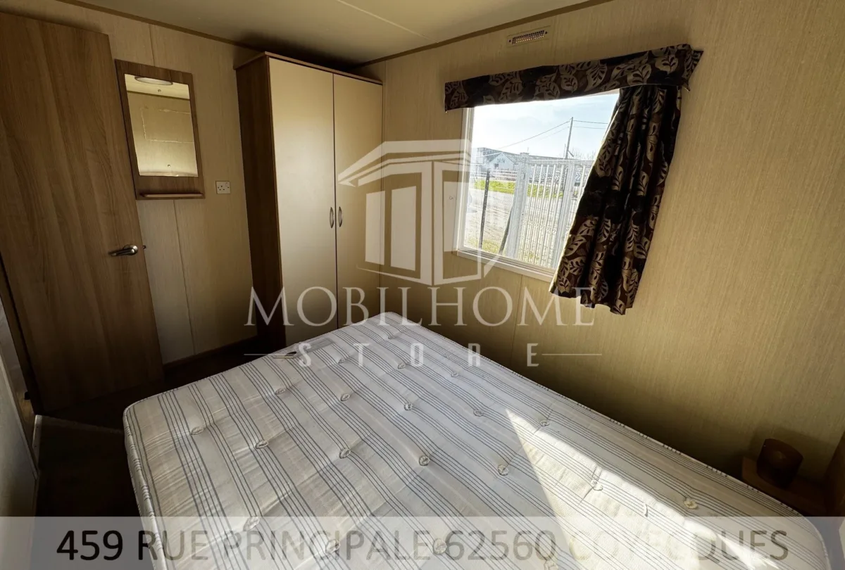 Photo du dressing de la chambre avec le lit double du mobil-home ABI HORIZON