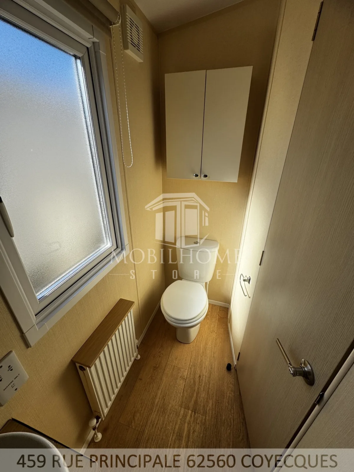 Photo du premier toilette du mobil-home REGAL REGENCY