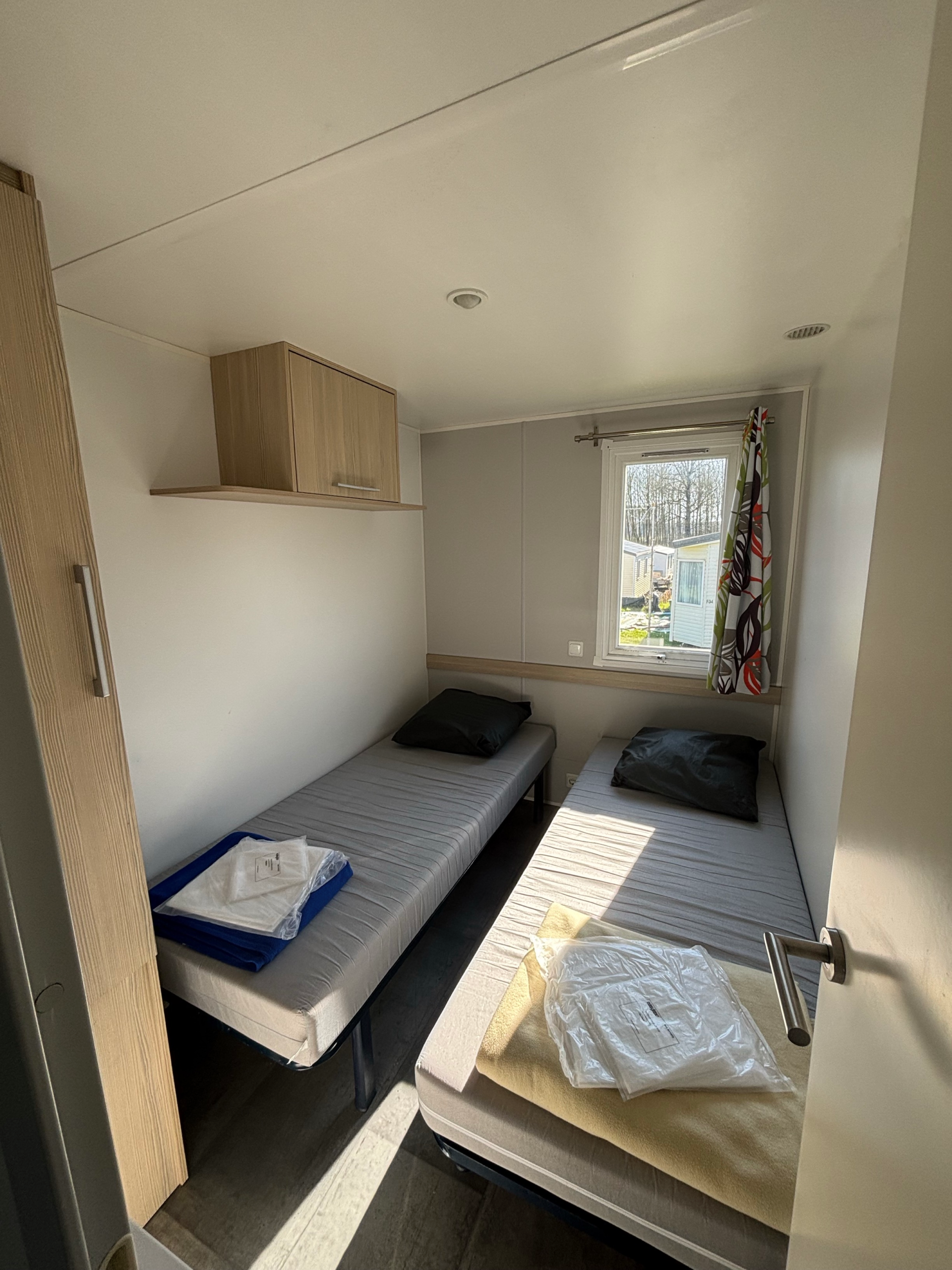 Photo d'une des chambres avec 2 lits simples du mobil-home Cygne