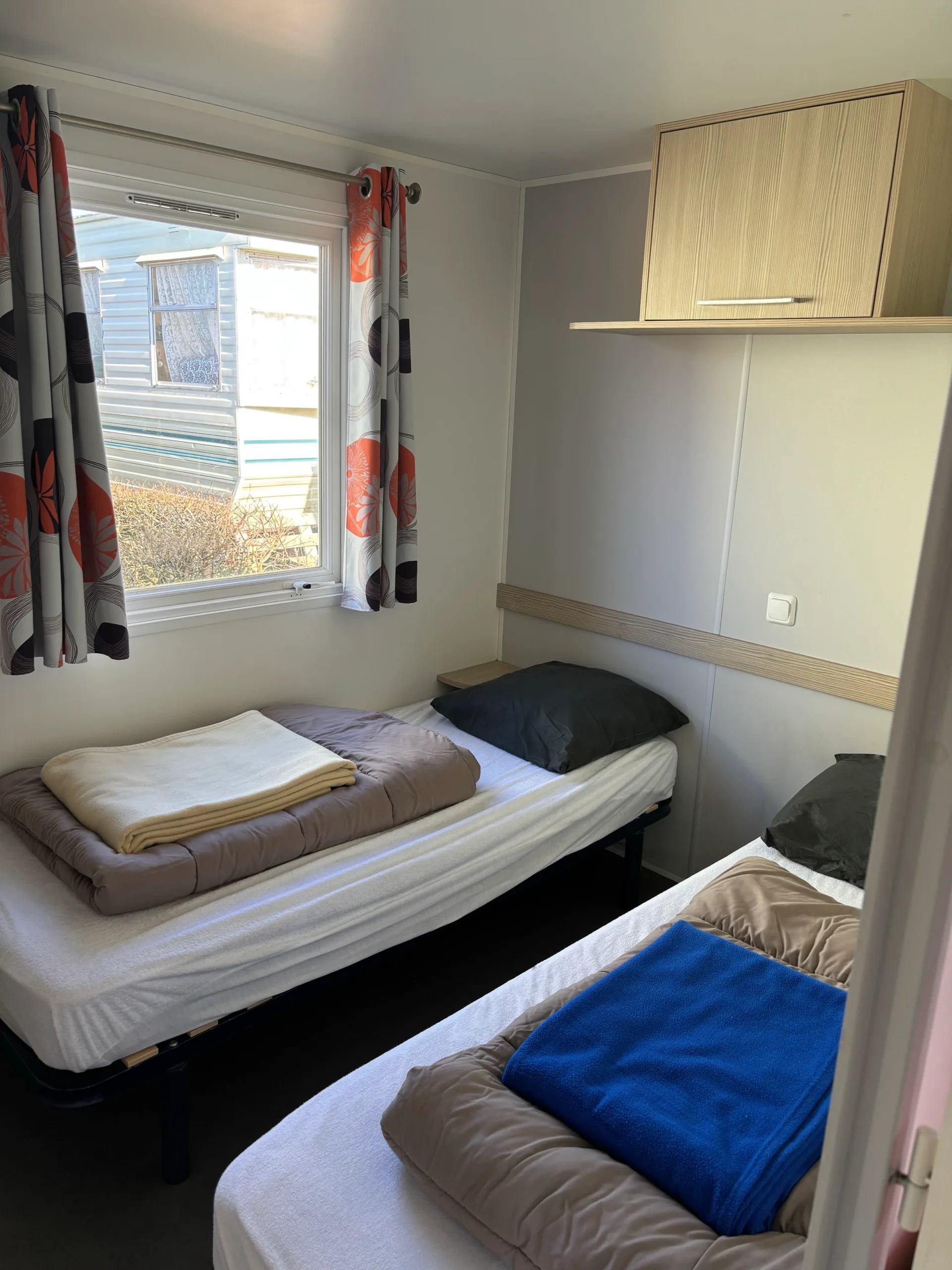 Photo d'une des chambre avec 2 lits simples du mobil-home Héron