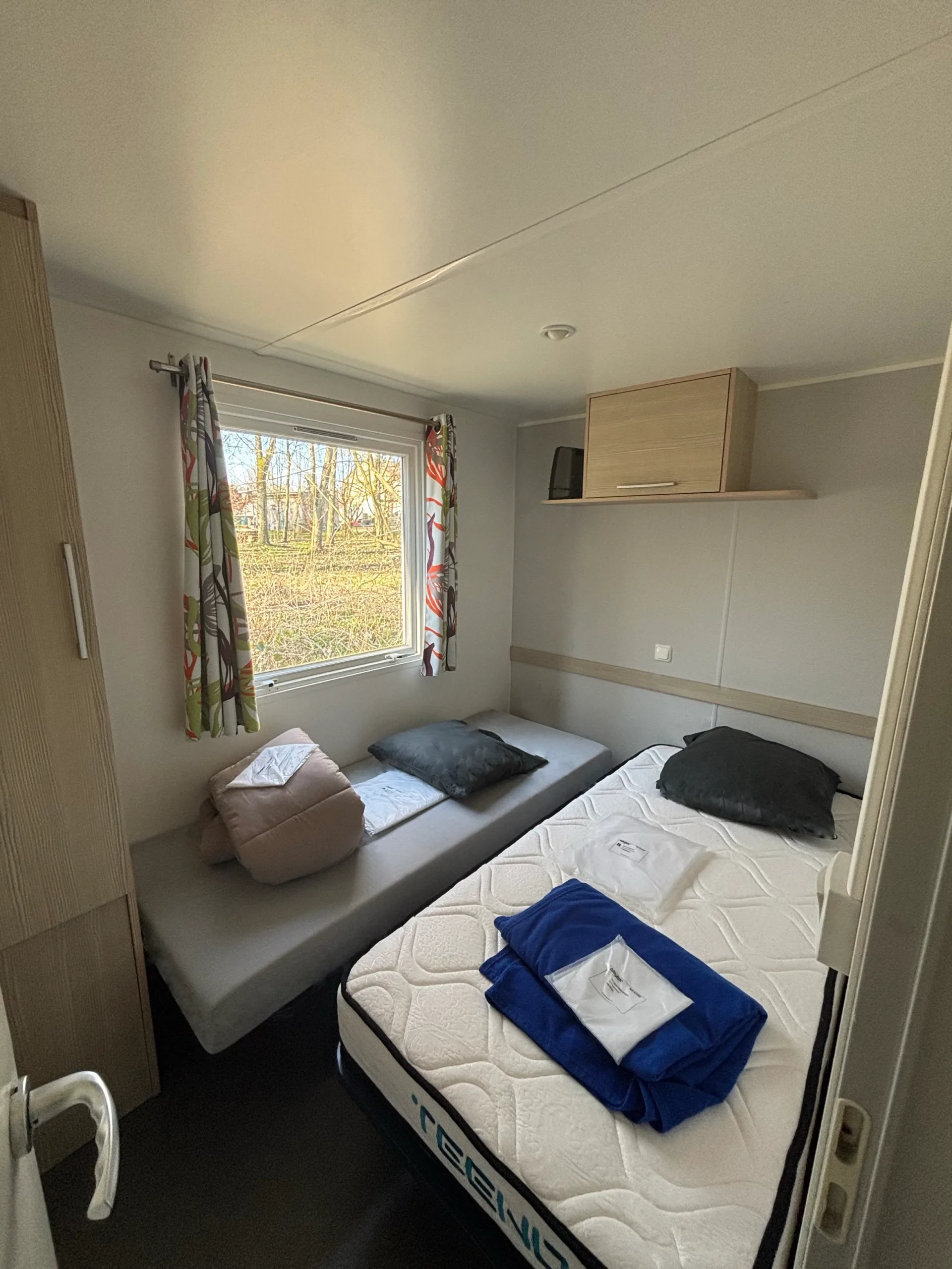 Photo d'une des chambres avec 2 lits simples du mobil-home Alouette