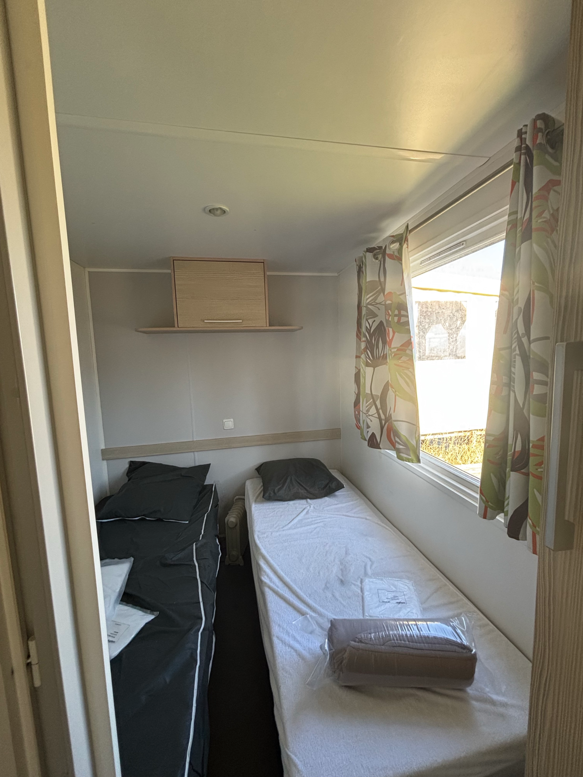 Photo d'une des chambre avec 2 lits simple du mobil-home Cygne