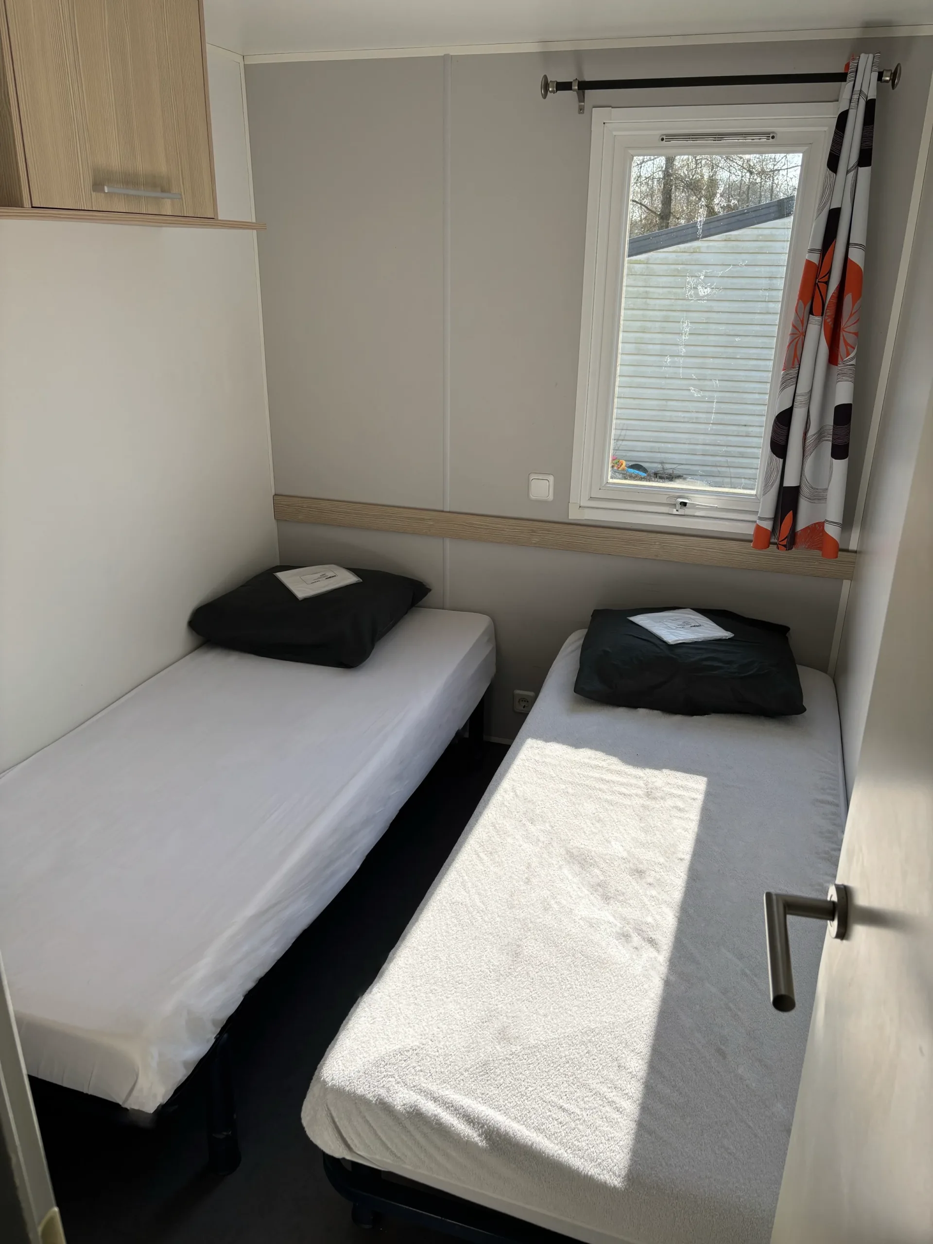 Photo d'une des chambre avec 2 lits simples du mobil-home Héron