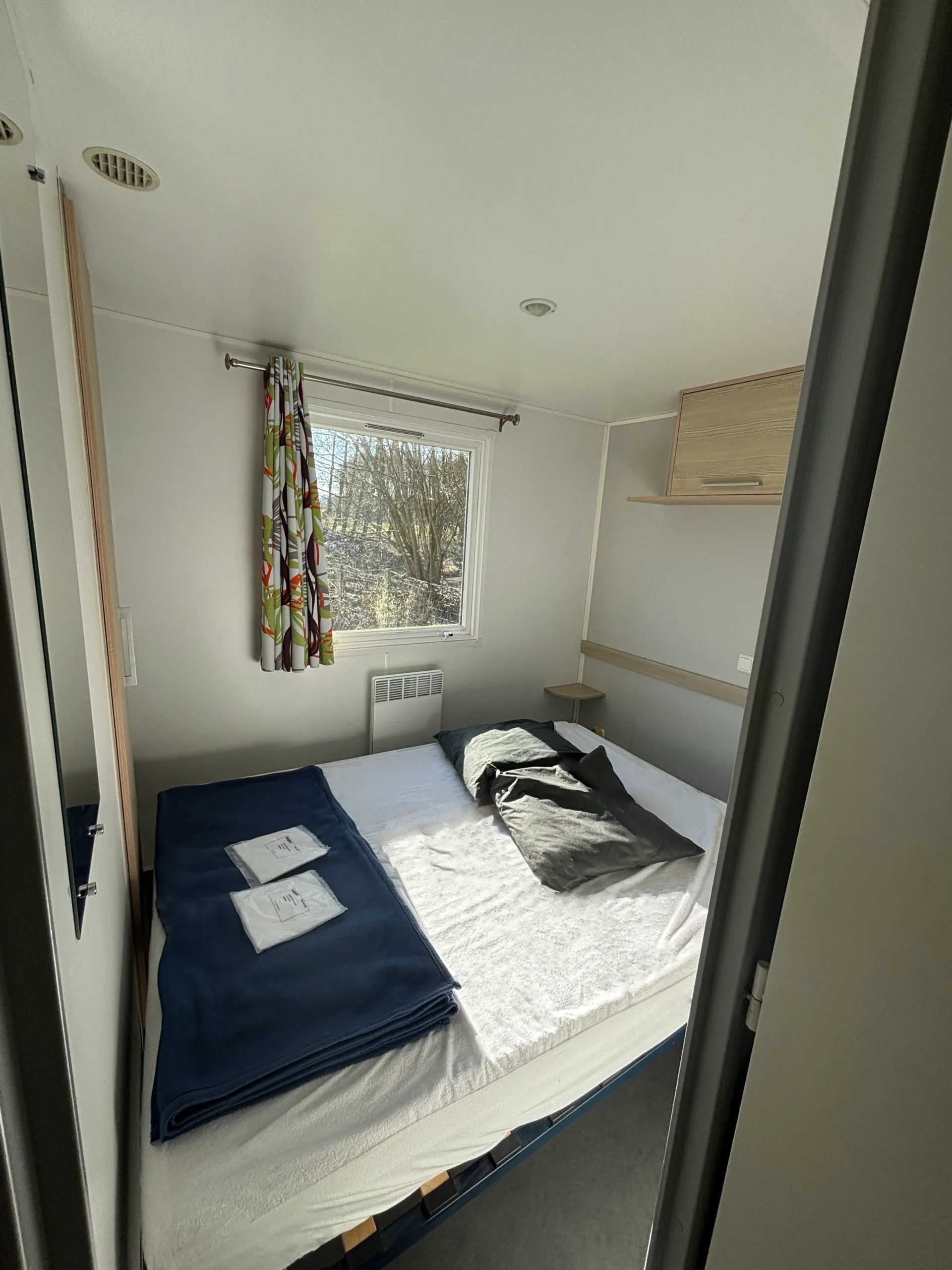 Photo de la chambre parentale avec un lit double du mobil-home Alouette