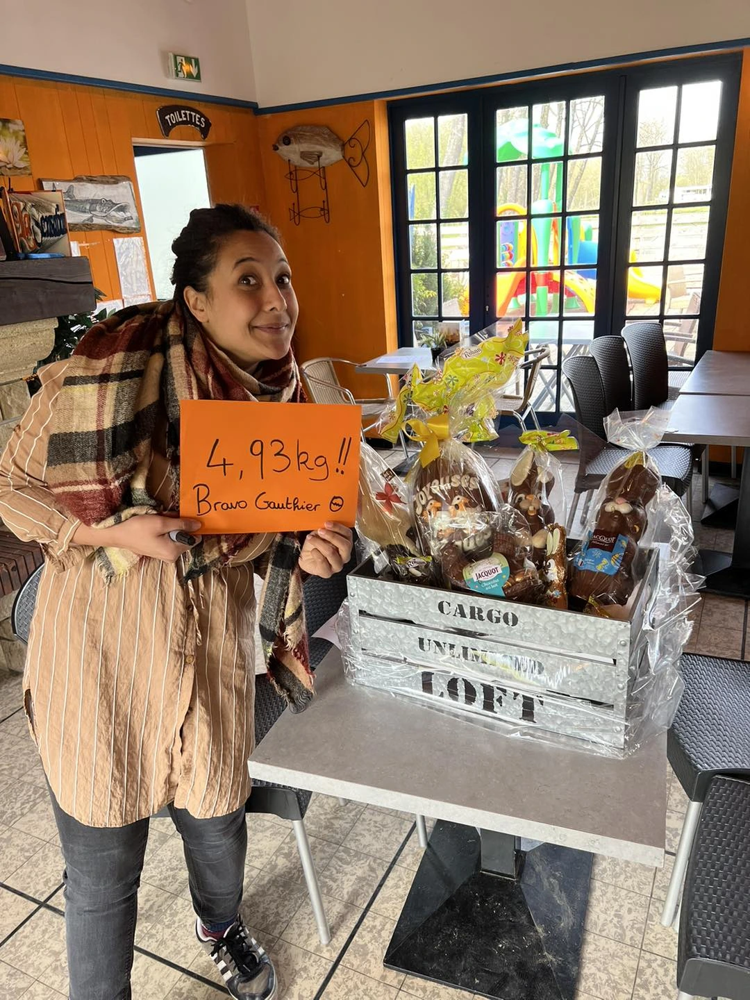 Photo de la gagnante du concours pour le panier surprise du camping de La Sensation