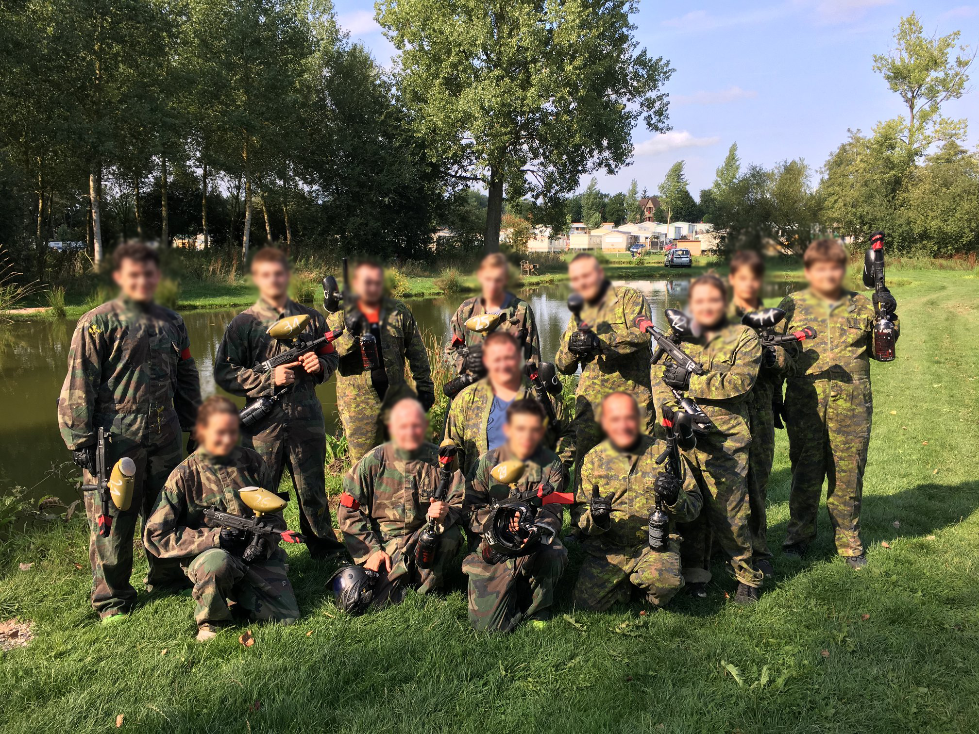 Photo d'un groupe de personnes faisant du paintball au camping de La Sensation
