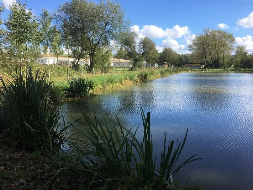 Photo d'un étang sur le camping de La Sensation