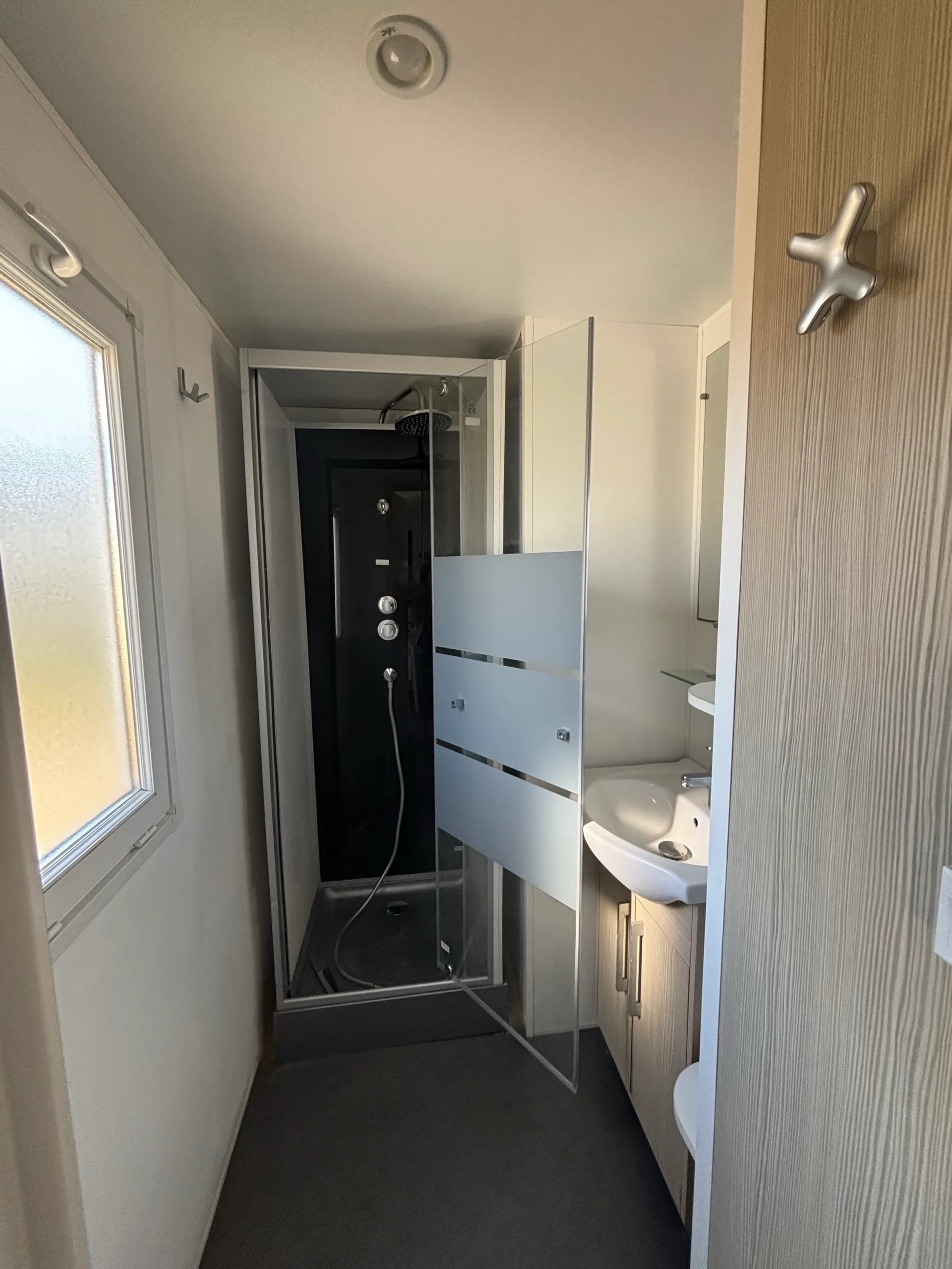 Photo de la salle de bain du mobil-home Alouette