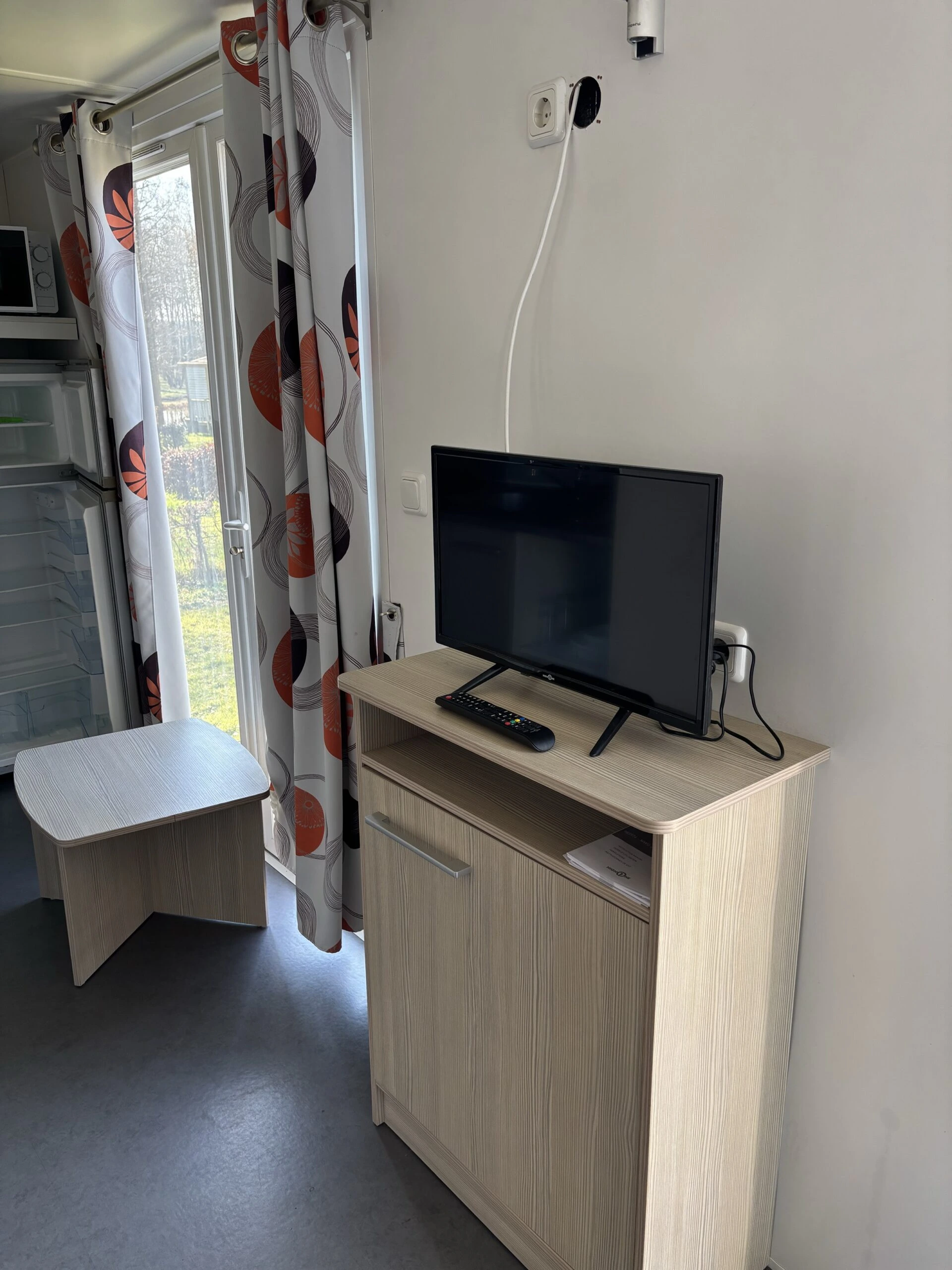 Photo du coin télévision du mobil-home Héron