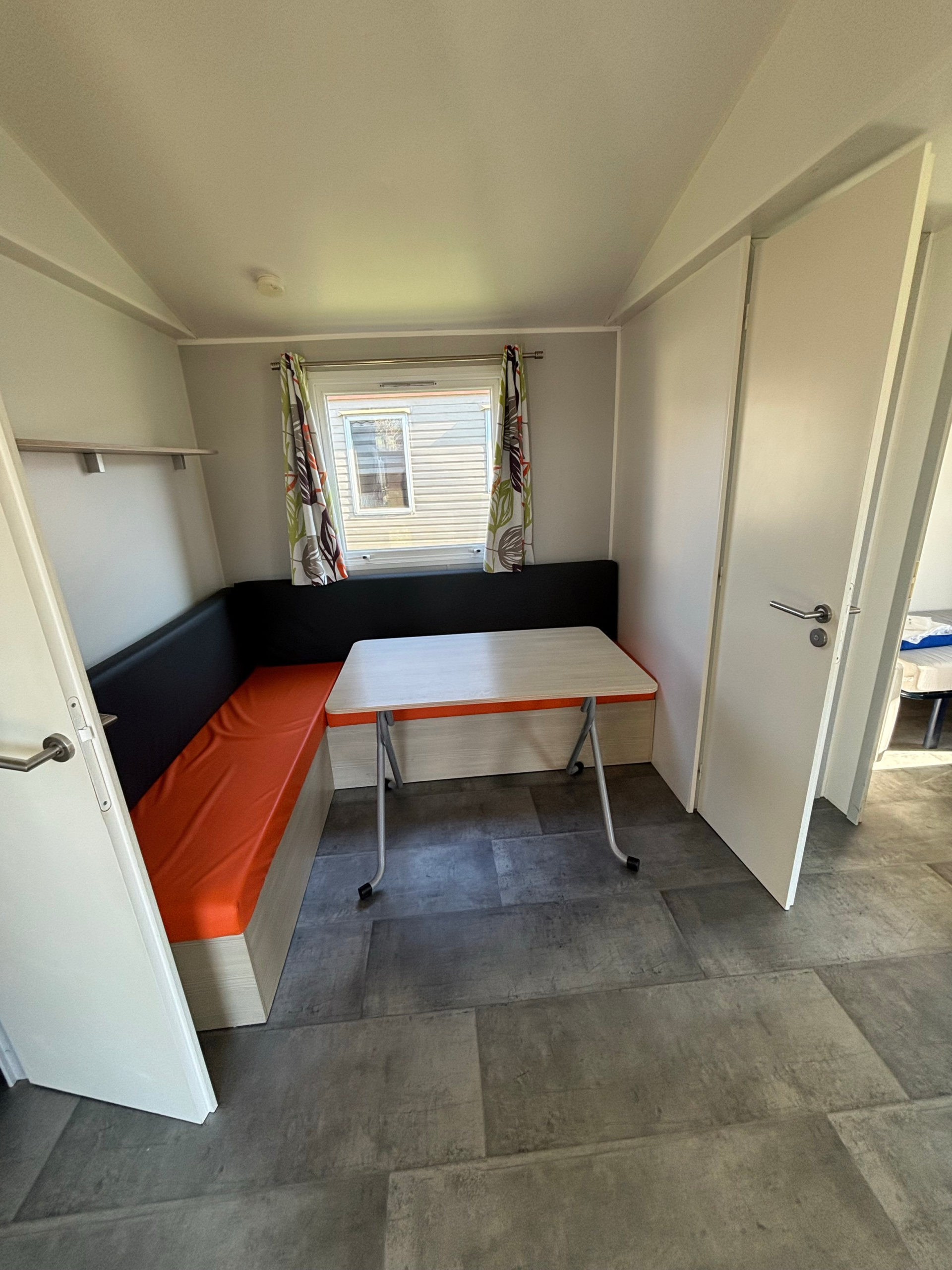 Photo du coin séjour du mobil-home Cygne