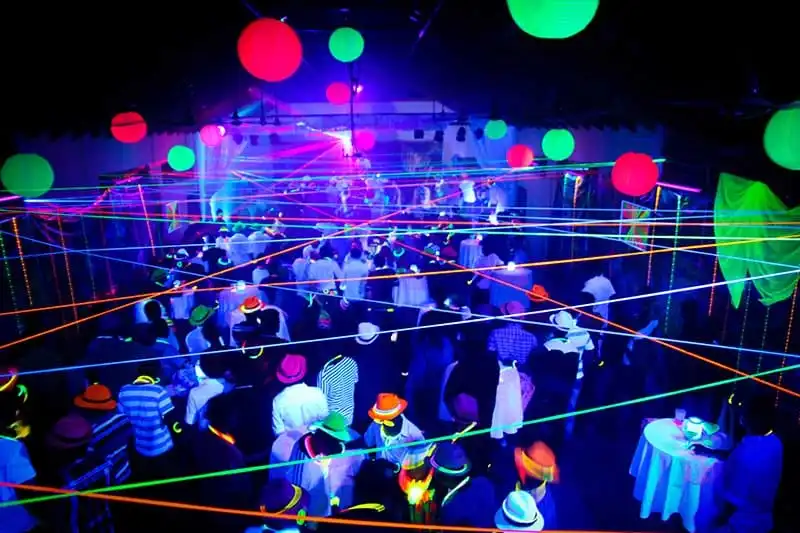Photo d'une soirée fluo au camping de La Sensation
