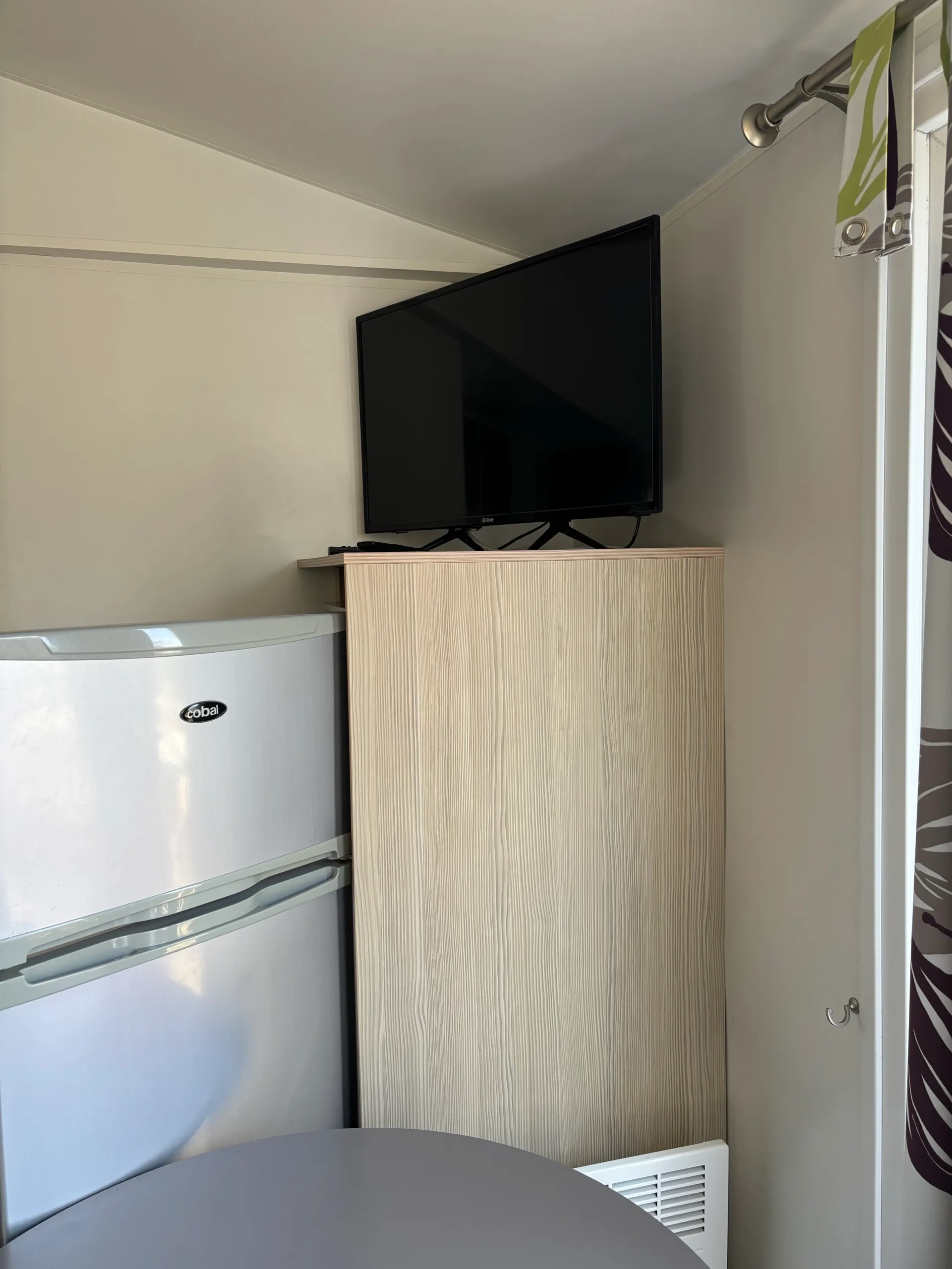 Photo du coin télévision du mobil-home Alouette