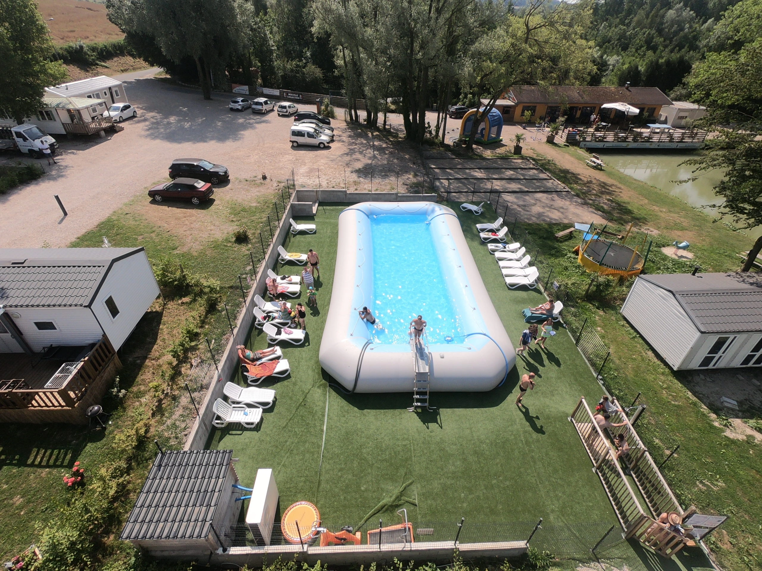 Photo de la vue aérienne de la piscine au camping de La Sensation
