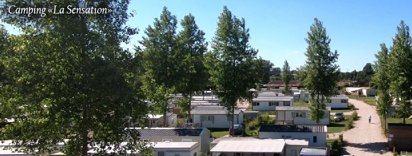 Photo de la vue en hauteur de mobil-homes sur le camping de La Sensation