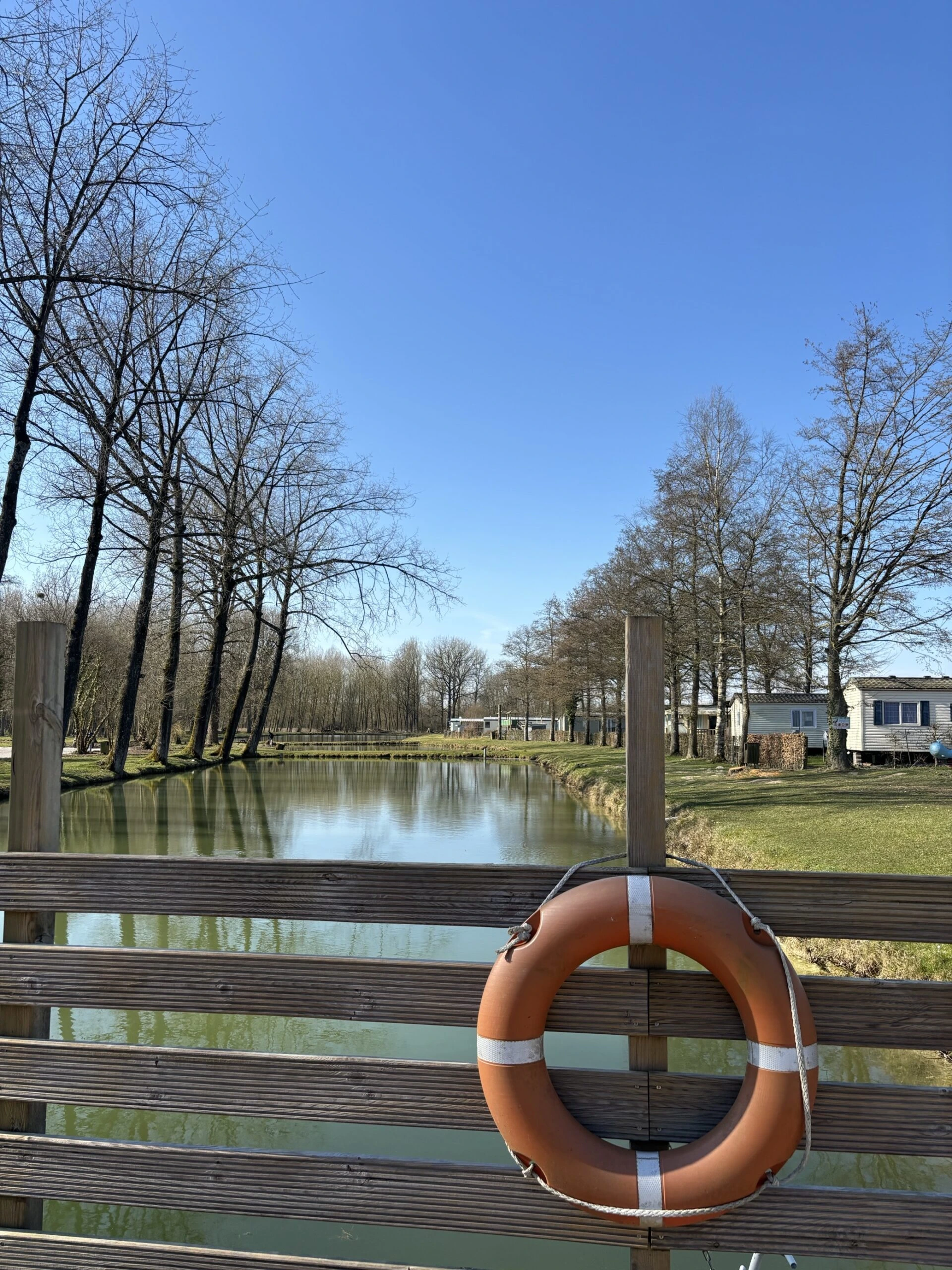 Photo de la vue de la terrasse projetant sur les étangs du camping de La Sensation
