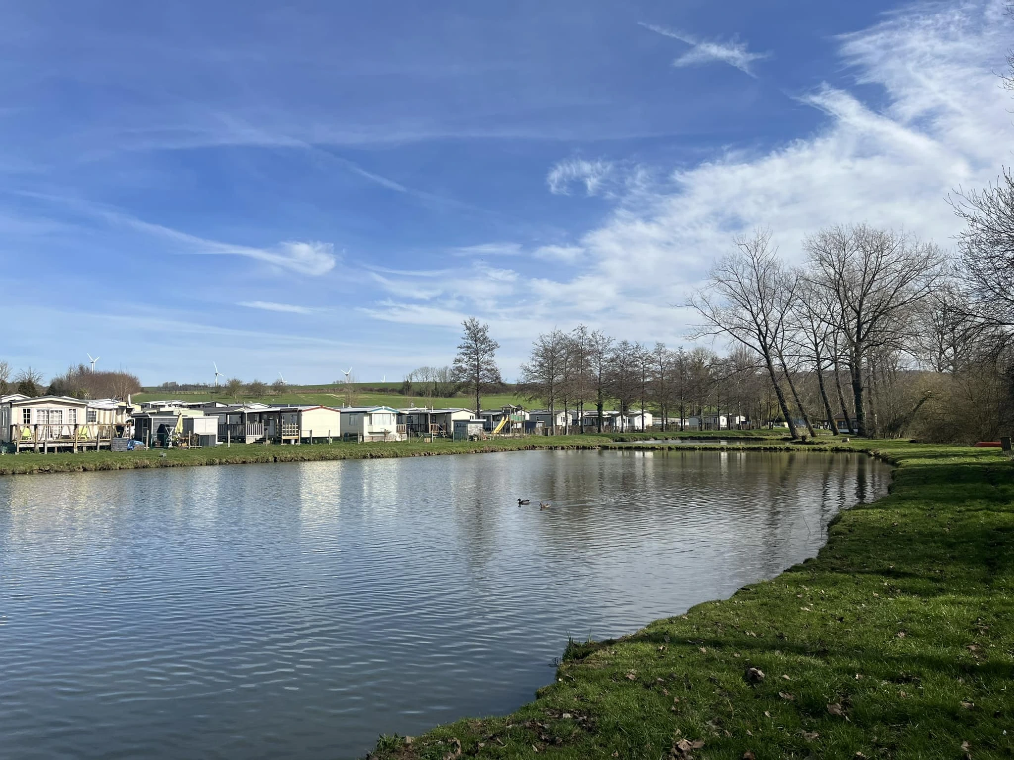 Photo de la vue donnant sur les mobil-homes avec la vue sur les étangs