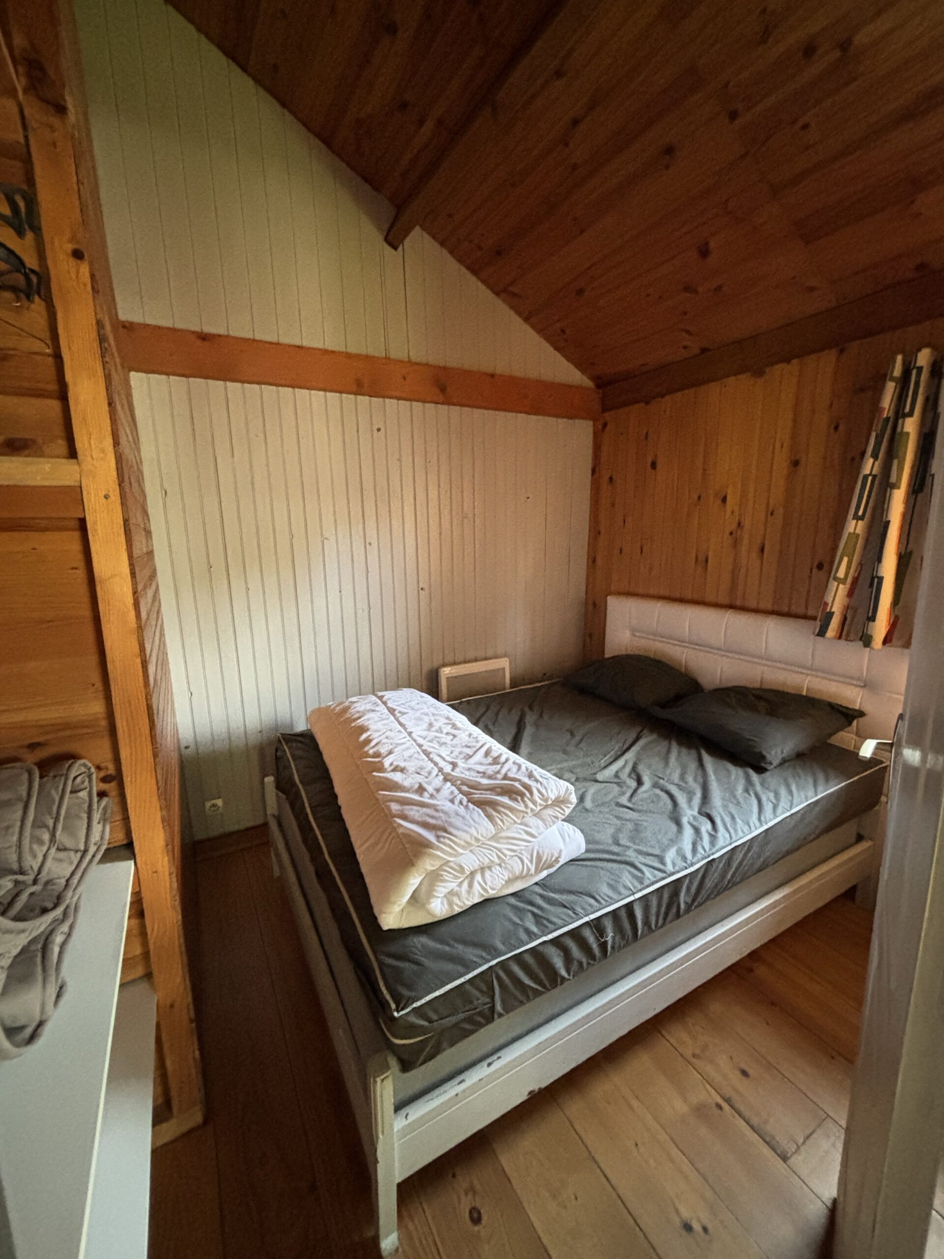 Chambre parentale avec un lit double dans le chalet des marrons