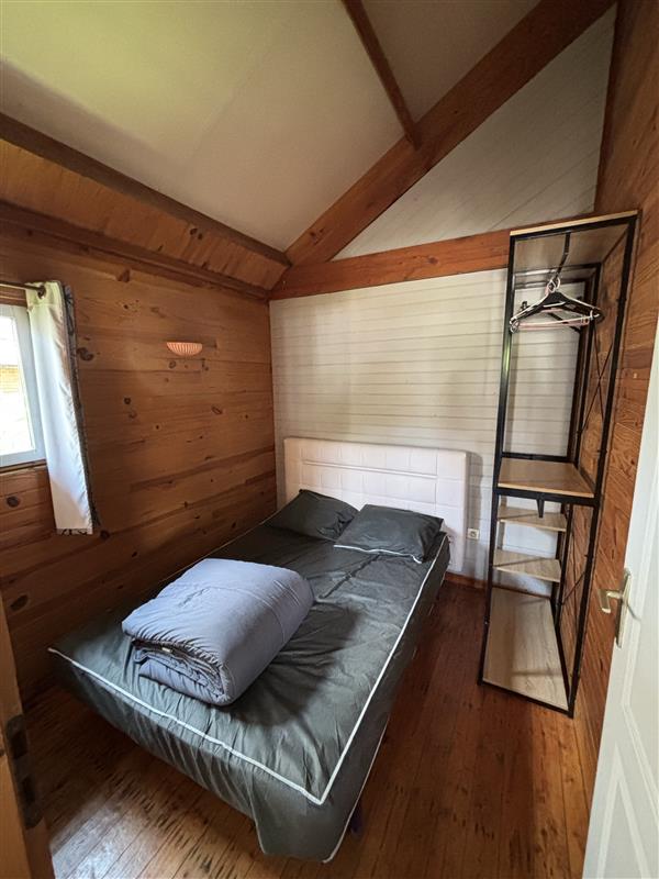 Chambre parentale abec un lit double dans le chalet des noix