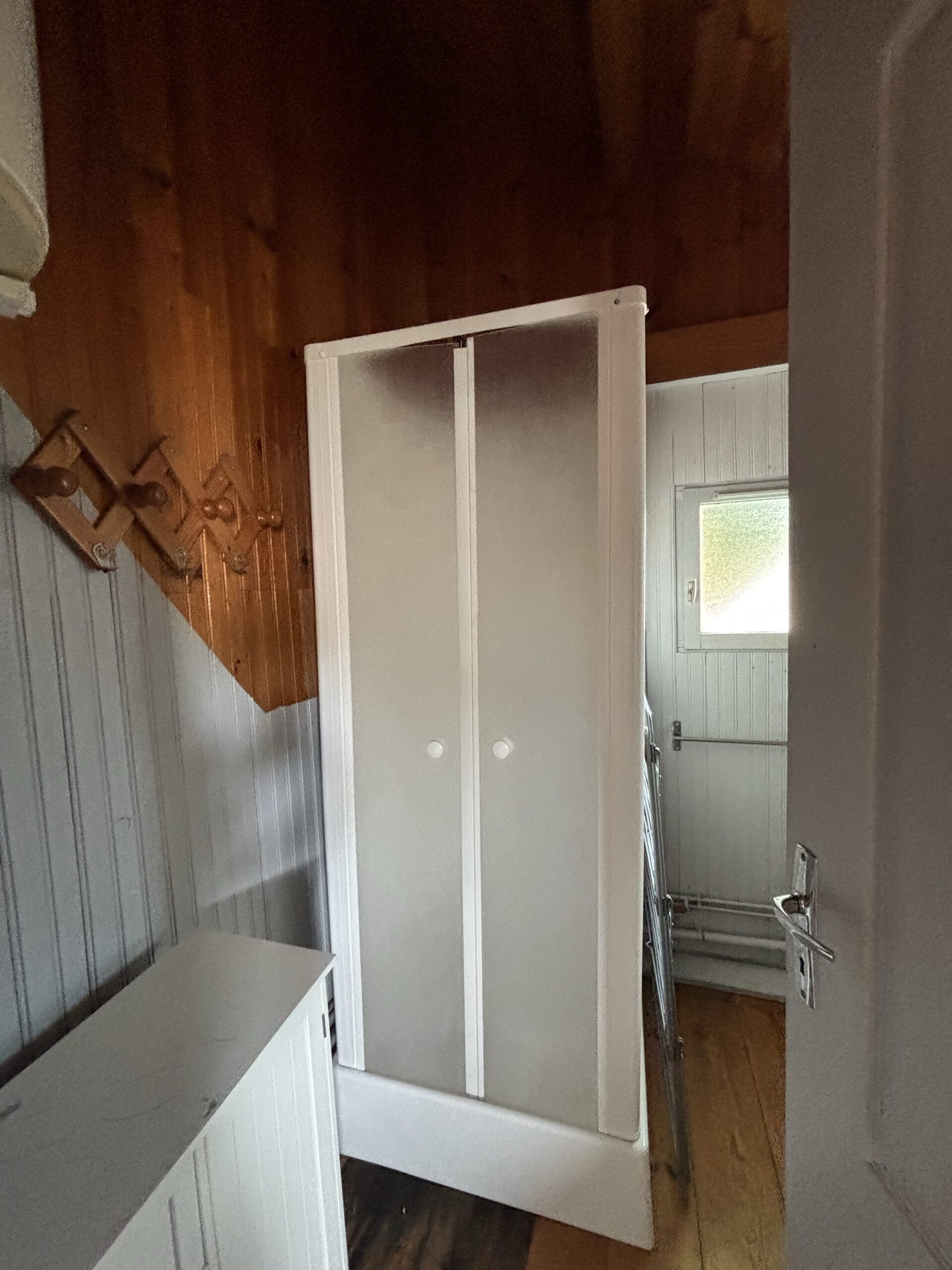 Douche dans la salle de bain du chalet des marrons